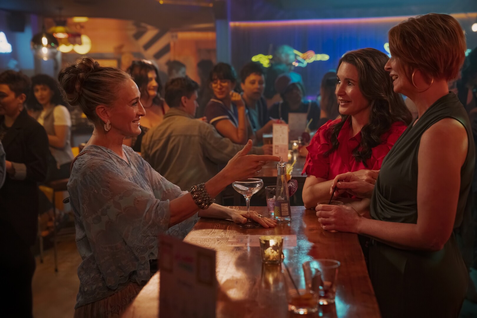 Sarah Jessica Parker, Kristin Davis and Cynthia Nixon having coctails at a bar